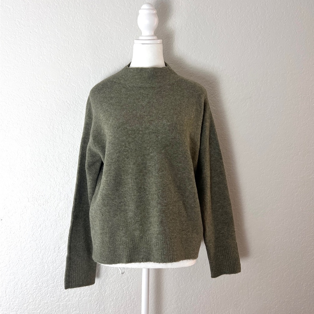 Uniqlo relaxed sweater